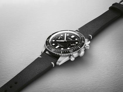 Oris Divers Sixty-Five Chronograph Automatik Edelstahl 40mm schwarzes Zifferblatt schwarzes Lederband – Herrenuhren Chronograph aus Edelstahl und Leder. Das Gehäuse ist rund und silber. Das Lederarmband ist schwarz. Das Zifferblatt ist ein Index in schwarz. – Ansicht 2