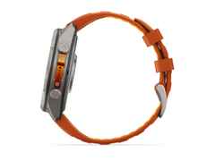 Garmin Fenix 9 Pro inReach Titan 47mm digitales Display orangefarbenes Silikonband – Herrenuhren Uhr Multifunktion aus Kautschuk und Titan. Das Gehäuse ist rund und grau. Das Kautschuk / Kunststoff / Silikon Armband ist orange. Das Zifferblatt ist digital und schwarz. – Ansicht 3