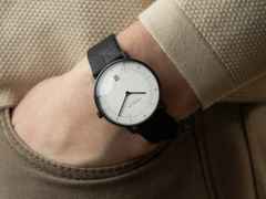Sternglas Naos Edition Bauhaus III Quarz Edelstahl Schwarz-PVD 38mm weißes Zifferblatt schwarzes Lederband – Herrenuhren Uhr mit Datum aus Edelstahl, Leder und PVD beschichtet. Das Gehäuse ist rund und schwarz. Das Lederarmband ist schwarz. Das Zifferblatt ist arabisch Index und weiß. – Ansicht 9
