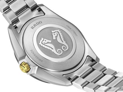 Rado HyperChrome Quarz Edelstahl 41,5mm schwarzes Zifferblatt zweifarbiges Metallband – Herrenuhren Uhr mit Datum aus Edelstahl, Keramik und PVD beschichtet. Das Gehäuse ist rund und silber. Das Edelstahlarmband mit Gold ist silber-gelbgold. Das Zifferblatt ist ein Index in schwarz. – Ansicht 4