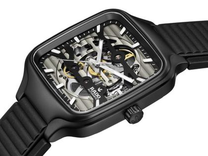 Rado True Square Skeleton Automatik Keramik 38mm skelettiertes Zifferblatt schwarzes Kautschukband – Herrenuhren Uhr ohne Datum aus Edelstahl, Keramik, PVD beschichtet und Titan. Das Gehäuse ist quadratisch und schwarz. Das Kautschuk / Kunststoff / Silikon Armband ist schwarz. Das Zifferblatt ist skelettiert und schwarz. – Ansicht 2