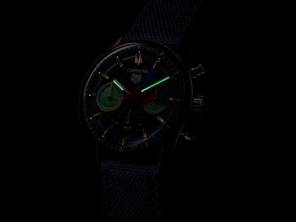TAG Heuer Carrera Chronograph Skipper Automatik Rotgold 39mm blaues Zifferblatt blaues Textilband – Herrenuhren Chronograph aus 750 Rotgold. Das Gehäuse ist rund und silber. Das Textilarmband ist blau. Das Zifferblatt ist ein Index in blau. – Ansicht 6