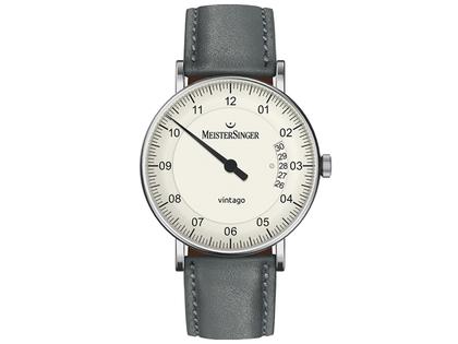 MeisterSinger Vintago Automatik Edelstahl Silber Lederband – Herrenuhren Uhr mit Datum aus Edelstahl. Das Gehäuse ist rund und silber. Das Lederarmband ist grau. Das Zifferblatt ist arabisch Index und silber.