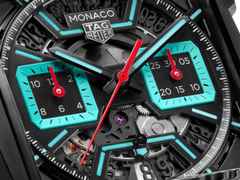 TAG Heuer Monaco Chronograph Automatik Titan 39mm skelettiertes Zifferblatt schwarzes Kautschuk-Lederband – Herrenuhren Chronograph aus DLC beschichtet und Titan. Das Gehäuse ist quadratisch und schwarz. Das Kautschuk / Kunststoff / Silikon Armband ist schwarz. Das Zifferblatt ist ein Index in schwarz. – Ansicht 2