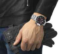 Tissot T-Race MotoGP                2022 Chronograph Limited Edition  Quarz – Herrenuhren Chronograph aus Edelstahl und PVD beschichtet. Das Gehäuse ist rund und silber. Das Edelstahlarmband ist silber. Das Zifferblatt ist arabisch Index und schwarz. – Ansicht 4