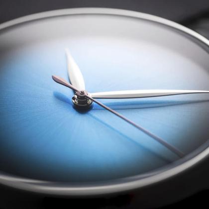 H. Moser & Cie. Endeavour Centre Seconds Concept Funky Blue Automatic Double Hairspring Limited Edition – Herrenuhren Uhr ohne Datum aus Edelstahl. Das Gehäuse ist rund und silber. Das Lederarmband Kroko / Alligator ist grau. Das Zifferblatt ist ein Index in blau. – Ansicht 2