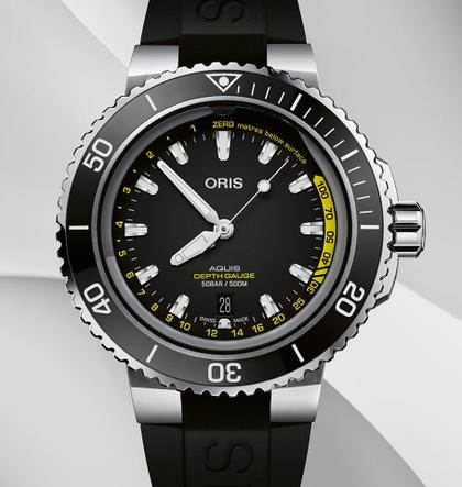 Oris Aquis Depth Gauge Automatik Edelstahl 46mm schwarzes Zifferblatt schwarzes Kautschukband – Herrenuhren Uhr mit Datum aus Edelstahl. Das Gehäuse ist rund und silber. Das Kautschuk / Kunststoff / Silikon Armband ist schwarz. Das Zifferblatt ist ein Index in schwarz. – Ansicht 2