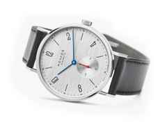 Nomos Glashütte Tangente 39 neomatik Silvercut Automatik Edelstahl 39mm silberfarbenes Zifferblatt schwarzes Lederband – Herrenuhren Uhr ohne Datum aus Edelstahl. Das Gehäuse ist rund und silber. Das Lederarmband ist schwarz. Das Zifferblatt ist arabisch Index und silber. – Ansicht 4