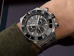 Breitling Super Chronomat B01 44 Automatik graues Zifferblatt schwarzes Kautschukband – Herrenuhren Chronograph aus Kautschuk, Keramik und Titan. Das Gehäuse ist rund und grau. Das Kautschuk / Kunststoff / Silikon Armband ist schwarz. Das Zifferblatt ist ein Index in anthrazit. – Ansicht 4