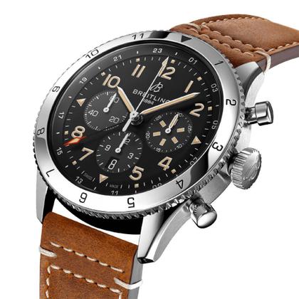 Breitling Super AVI B04 Chronograph GMT 46 P-51 Mustang Automatik Edelstahl schwarzes Zifferblatt braunes Lederband – Herrenuhren Chronograph aus Edelstahl. Das Gehäuse ist rund und silber. Das Lederarmband ist braun. Das Zifferblatt ist arabisch und schwarz. – Ansicht 2