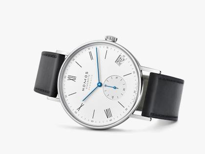 Nomos Glashütte Ludwig neomatik 41 Datum Automatik Edelstahl weißes Zifferblatt schwarzes Lederband – Herrenuhren Uhr mit Datum aus Edelstahl. Das Gehäuse ist rund und silber. Das Lederarmband ist schwarz. Das Zifferblatt ist arabisch Index und weiß. – Ansicht 3