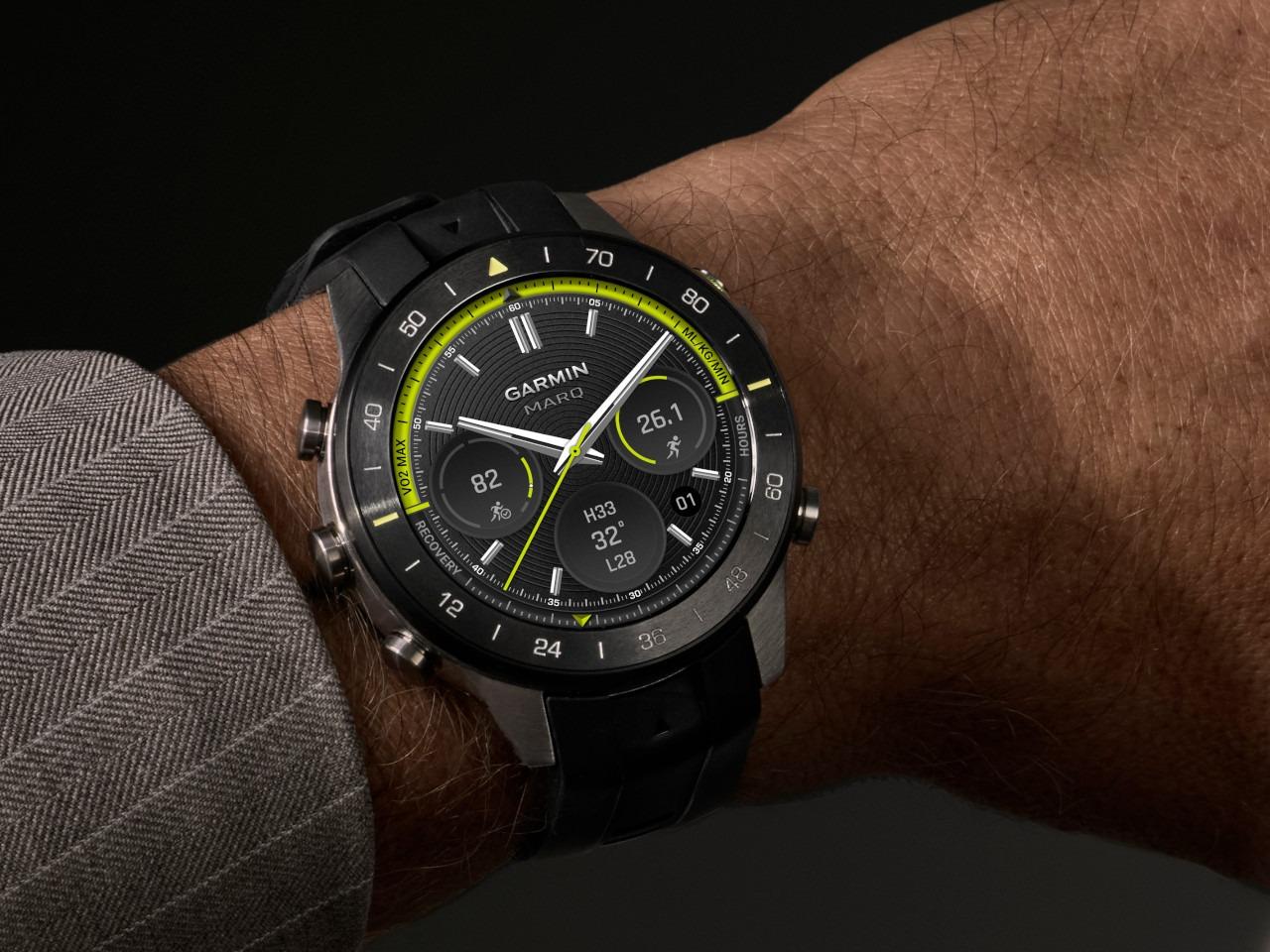 Garmin MARQ Athlete Gen 3 Titan 47mm digitales Display schwarzes Kautschukband – Herrenuhren Uhr Multifunktion aus Kautschuk, Keramik und Titan. Das Gehäuse ist rund und grau. Das Kautschuk / Kunststoff / Silikon Armband ist schwarz. Der Zifferblatt ist digital. – Ansicht 8
