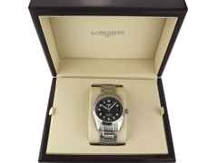 Longines Spirit Automatik Edelstahl 40mm schwarzes Zifferblatt Metallband L38104536 Full Set mit Garantie Occasion – Herrenuhren Uhr mit Datum aus Edelstahl. Das Gehäuse ist rund und silber. Das Edelstahlarmband ist silber. Das Zifferblatt ist arabisch Index und schwarz. – Ansicht 3