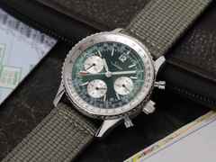 Sinn Spezialuhren 903 St II G Navigationschronograph Automatik Edelstahl 41mm grünes Zifferblatt braunes Lederband – Herrenuhren Chronograph aus Edelstahl und Leder. Das Gehäuse ist rund und silber. Das Lederarmband ist braun. Das Zifferblatt ist arabisch Index und grün. – Ansicht 5