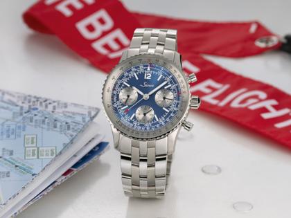 Sinn Spezialuhren 903 Ti II Jubiläum Navigationschronograph Automatik Titan 41mm blaues Zifferblatt braunes Lederband und Titanband limitiert – Herrenuhren Chronograph aus Titan. Das Gehäuse ist rund und grau. Das Lederarmband ist braun. Das Zifferblatt ist arabisch Index und blau. – Ansicht 13