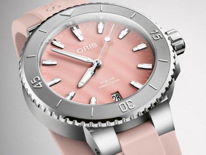 Oris Aquis Date Lady Automatik 36,5mm Edelstahl rosa Perlmutt-Zifferblatt Kautschukband – Damenuhren Uhr mit Datum aus Edelstahl und Kautschuk. Das Gehäuse ist rund und silber. Das Kautschuk / Kunststoff / Silikon Armband ist rosa. Das Zifferblatt ist ein Index in rosa. – Ansicht 2