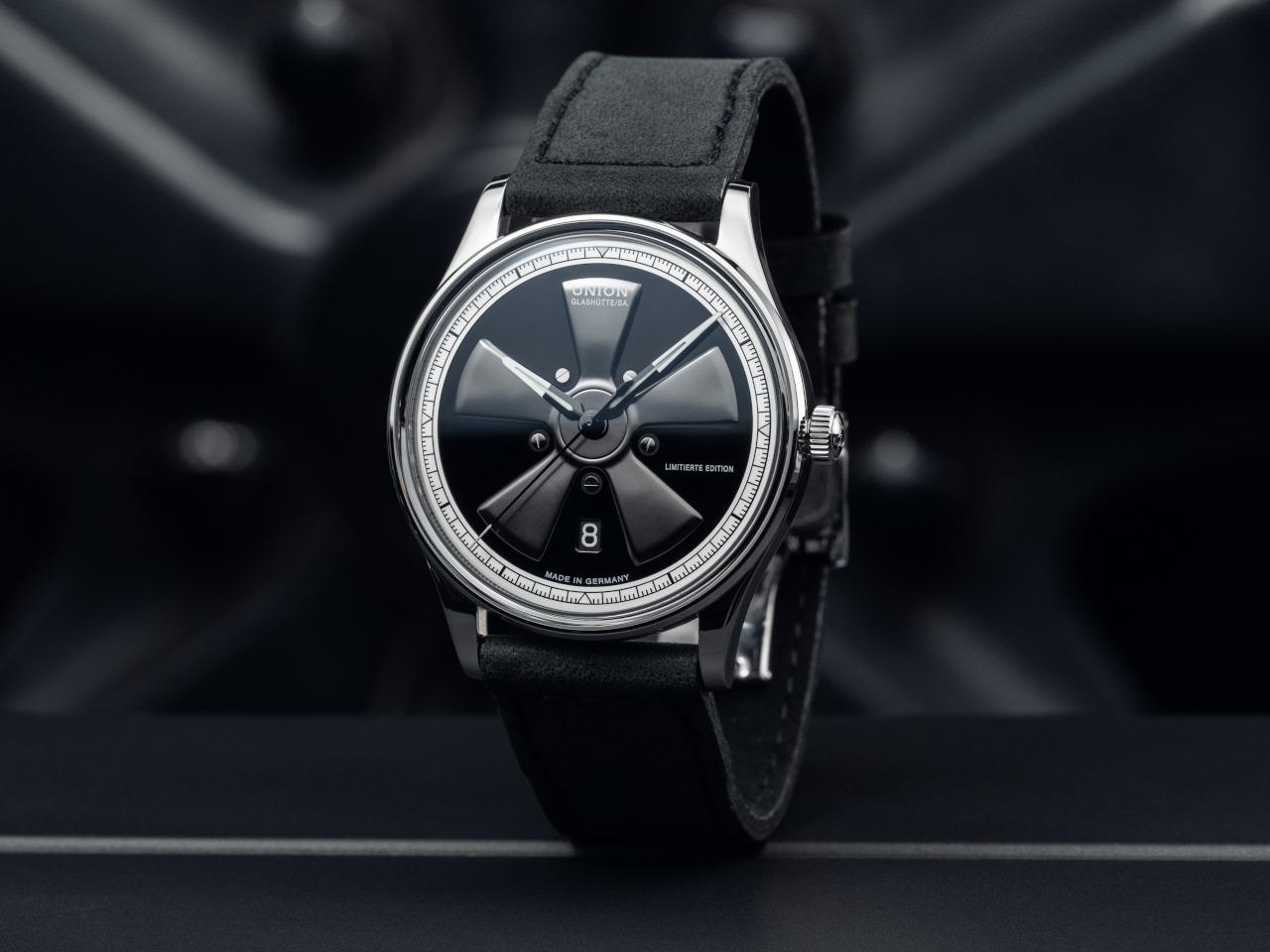 Union Glashütte Noramis Datum Petro Surf 2026 Limitierte Edition Automatik Edelstahl 40mm Felgendesign Zifferblatt schwarzes Lederband – Herrenuhren Uhr mit Datum aus Edelstahl und Leder. Das Gehäuse ist rund und silber. Das Lederarmband ist schwarz. Das Zifferblatt ist ohne Zeichen und schwarz. – Ansicht 5
