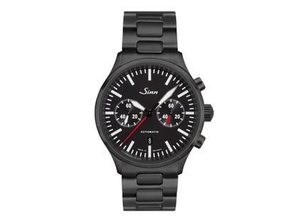 Sinn Spezialuhren 936 S Chronograph Automatik Edelstahl Schwarz-DLC 43mm schwarzes Zifferblatt schwarzes Lederband und Metallband limitiert – Herrenuhren Chronograph aus DLC beschichtet und Edelstahl. Das Gehäuse ist rund und schwarz. Das Edelstahlarmband ist schwarz. Das Zifferblatt ist ein Index in schwarz.