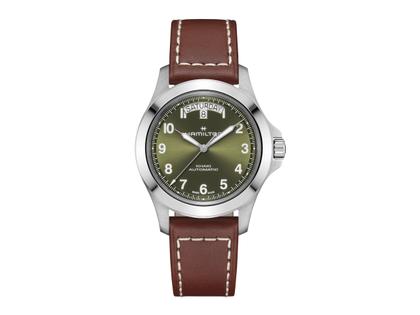 Herrenuhren Uhr mit Datum aus Edelstahl. Das Gehäuse ist rund und silber. Das Lederarmband ist braun. Das Zifferblatt ist arabisch Index und grün.