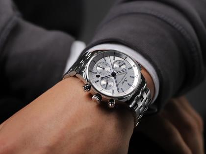 Sinn Spezialuhren 6000 Frankfurter Finanzplatzuhr Automatik Edelstahl 38,5mm silberfarbenes Zifferblatt Metallband limitiert – Herrenuhren Chronograph aus Edelstahl. Das Gehäuse ist rund und silber. Das Edelstahlarmband ist silber. Das Zifferblatt ist ein Index in silber. – Ansicht 7