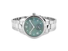 Nomos Glashütte Club Sport neomatik 37 Petrol Automatik Edelstahl grünes Zifferblatt Metallband Glasboden Ref. 746 Full Set Occasion – Herrenuhren Uhr ohne Datum aus Edelstahl. Das Gehäuse ist rund und silber. Das Edelstahlarmband ist silber. Das Zifferblatt ist arabisch Index und blau.