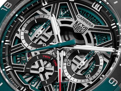 TAG Heuer Carrera Chronograph Extreme Sport Twin Time Automatik Titan 44mm skelettiertes Zifferblatt grünes Kautschukband – Herrenuhren Chronograph aus Kautschuk, Keramik und Titan. Das Gehäuse ist rund und silber. Das Kautschuk / Kunststoff / Silikon Armband ist grün. Das Zifferblatt ist skelettiert und grün. – Ansicht 5