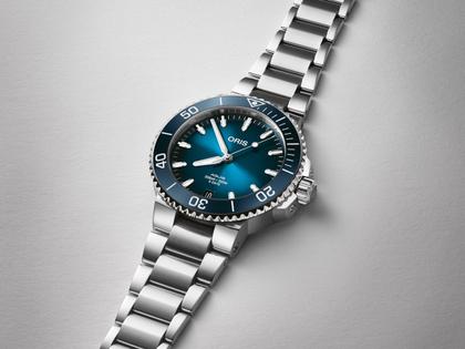 Oris Aquis Date Calibre 400 Automatik Edelstahl 41,5mm blaues Zifferblatt Metallband – Herrenuhren Uhr mit Datum aus Edelstahl. Das Gehäuse ist rund und silber. Das Edelstahlarmband ist silber. Das Zifferblatt ist ein Index in blau. – Ansicht 3