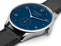 Nomos Glashütte Minimatik neomatik 35 Nachtblau Automatik Edelstahl 35mm blaues Zifferblatt schwarzes Lederband – Herrenuhren Uhr ohne Datum aus Edelstahl. Das Gehäuse ist rund und silber. Das Lederarmband ist schwarz. Das Zifferblatt ist arabisch Index und blau. – Ansicht 4
