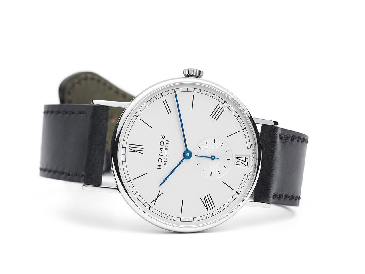 Nomos Glashütte Ludwig 38 Datum Handaufzug Edelstahl weißes Zifferblatt Metallband Glasboden – Herrenuhren Uhr mit Datum aus Edelstahl und Leder. Das Gehäuse ist rund und silber. Das Edelstahlarmband ist silber. Das Zifferblatt ist römisch Index und weiß. – Ansicht 3