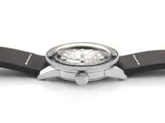 Rado Captain Cook Over-Pole Limited Edition Handaufzug Edelstahl 37 mm graues Zifferblatt Lederarmband R32116158 Full Set Occasion Neu – Herrenuhren Uhr mit Datum aus Edelstahl und Keramik. Das Gehäuse ist rund und silber. Das Lederarmband ist braun. Das Zifferblatt ist ein Index in grau. – Ansicht 3