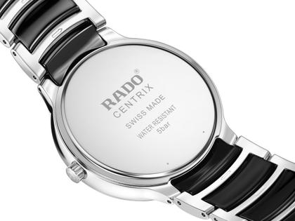 Rado Centrix Quarz Edelstahl 39,5mm schwarzes Zifferblatt Metallband – Herrenuhren Uhr mit Datum aus Edelstahl und Keramik. Das Gehäuse ist rund und silber. Das Keramikarmband ist schwarz. Das Zifferblatt ist ein Index in schwarz. – Ansicht 4
