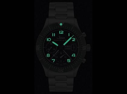 Sinn Spezialuhren 156.1 Fliegerchronograph Automatik Edelstahl 43mm schwarzes Zifferblatt schwarzes Lederband limitiert – Herrenuhren Chronograph aus Edelstahl. Das Gehäuse ist rund und silber. Das Lederarmband ist schwarz. Das Zifferblatt ist arabisch und schwarz. – Ansicht 6