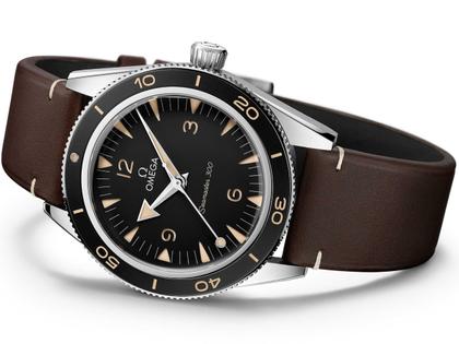 Omega Seamaster 300 Automatik Edelstahl 41mm schwarzes Zifferblatt braunes Lederband – Herrenuhren Uhr ohne Datum aus Aluminium und Edelstahl. Das Gehäuse ist rund und silber. Das Lederarmband ist braun. Das Zifferblatt ist arabisch Index und schwarz. – Ansicht 5