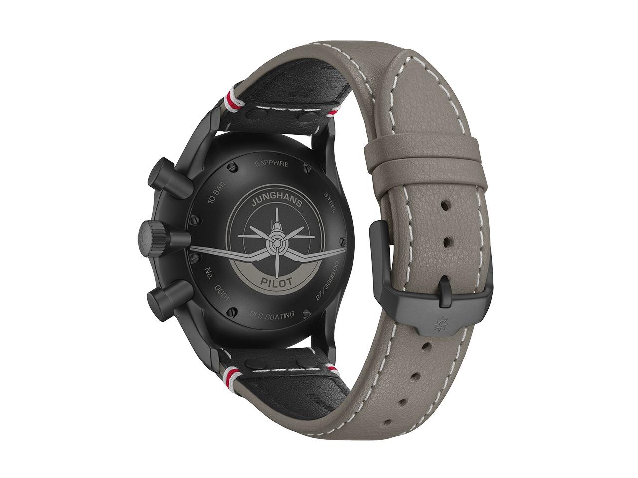 Junghans Meister Pilot Chronoscope Desert Automatik Edelstahl DLC-Braun 43mm sandfarbenes Zifferblatt braunes Lederband – Herrenuhren Chronograph aus DLC beschichtet, Edelstahl und Leder. Das Gehäuse ist rund und schwarz. Das Lederarmband ist braun. Das Zifferblatt ist arabisch Index und braun. – Ansicht 2
