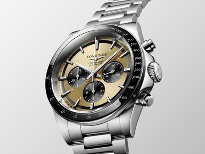 Longines Conquest Chronograph Automatik Edelstahl 42mm braunes Zifferblatt Metallband – Herrenuhren Chronograph aus Edelstahl und Keramik. Das Gehäuse ist rund und silber. Das Edelstahlarmband ist silber. Das Zifferblatt ist ein Index in braun. – Ansicht 4