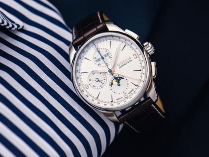 Union Glashütte Belisar Chronograph Mondphase Automatik Edelstahl 42mm weißes Zifferblatt braunes Lederband – Herrenuhren Chronograph aus Edelstahl. Das Gehäuse ist rund und silber. Das Lederarmband ist braun. Das Zifferblatt ist arabisch Index und weiß. – Ansicht 6