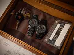 Porsche Design Chronograph 1 - Hodinkee 2024 Limited Edition Automatik Titan beschichtet 41mm schwarzes Zifferblatt Metallband beschichtet – Herrenuhren Chronograph aus Titan und Titancarbid beschichtet. Das Gehäuse ist rund und schwarz. Das Titanarmband ist schwarz. Das Zifferblatt ist arabisch Index und schwarz. – Ansicht 14