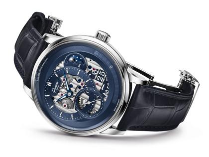 Glashütte Original PanoMaticCalendar Automatik Platin 42mm skelettiertes Zifferblatt blaues Lederband limitiert – Herrenuhren Uhr mit Kalender aus 750 Weißgold, 950 Platin und Leder. Das Gehäuse ist rund und silber. Das Lederarmband Kroko / Alligator ist blau. Das Zifferblatt ist ein Index in blau. – Ansicht 9