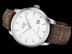 Glashütte Original Senator Excellence Panoramadatum Automatik Edelstahl 42mm weißes Zifferblatt braunes Lederband – Herrenuhren Uhr mit Datum aus Edelstahl. Das Gehäuse ist rund und silber. Das Lederarmband Kroko / Alligator ist braun. Das Zifferblatt ist ein Index in weiß. – Ansicht 3