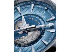 Omega Seamaster Aqua Terra 150M Automatik Edelstahl 43mm hellblaues Zifferblatt Metallband – Herrenuhren Uhr mit Datum aus Edelstahl. Das Gehäuse ist rund und silber. Das Edelstahlarmband ist silber. Das Zifferblatt ist ein Index in blau. – Ansicht 3