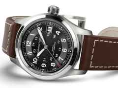 Hamilton Khaki Field Auto Edelstahl 38mm schwarzes Zifferblatt braunes Lederband – Herrenuhren Uhr mit Datum aus Edelstahl. Das Gehäuse ist rund und silber. Das Lederarmband ist braun. Das Zifferblatt ist arabisch Index und schwarz. – Ansicht 3