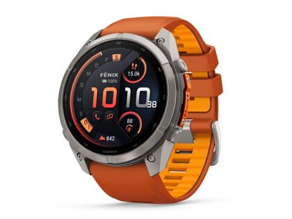 Garmin Fenix 9 Pro inReach Titan 51mm digitales Display orangefarbenes Silikonband – Herrenuhren Uhr Multifunktion aus Kautschuk und Titan. Das Gehäuse ist rund und grau. Das Kautschuk / Kunststoff / Silikon Armband ist orange. Das Zifferblatt ist digital und schwarz. – Ansicht 2