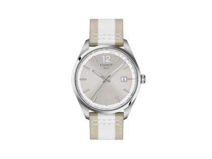 Tissot PR 100 Quarz Edelstahl 40mm graues Zifferblatt beiges Textilband – Herrenuhren Uhr mit Datum aus Edelstahl. Das Gehäuse ist rund und silber. Das Textilarmband ist beige. Das Zifferblatt ist ein Index in grau.