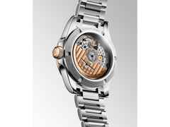Longines Conquest Automatik Edelstahl 34mm silberfarbenes Zifferblatt Metallband – Damenuhren Uhr mit Datum aus 750 Rotgold und Edelstahl. Das Gehäuse ist rund und silber. Das Edelstahlarmband ist silber. Das Zifferblatt ist ein Index in silber. – Ansicht 3