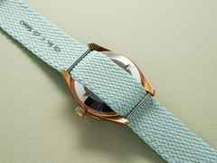 Oris Divers Sixty-Five Cotton Candy Automatik Bronze 38mm grünes Zifferblatt grünes Textilband – Damenuhren Uhr mit Datum aus Bronze und Leder. Das Gehäuse ist rund und roségold. Das Textilarmband ist grün. Das Zifferblatt ist ein Index in grün. – Ansicht 4