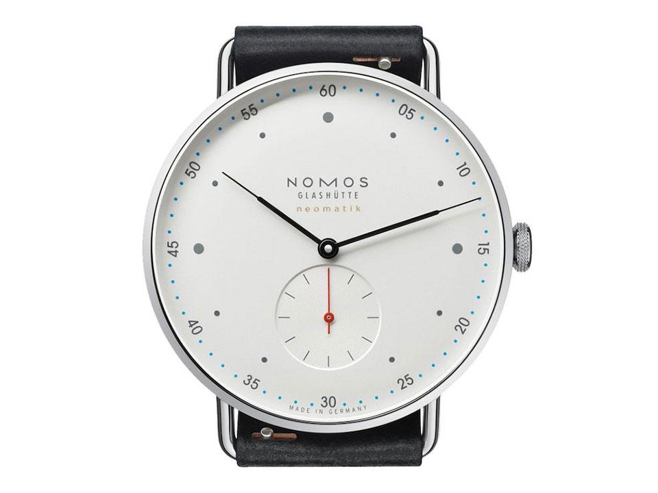 Nomos Glashütte Metro neomatik 39 Automatik Edelstahl 39mm weißes Zifferblatt schwarzes Lederband – Herrenuhren Uhr ohne Datum aus Edelstahl. Das Gehäuse ist rund und silber. Das Lederarmband ist schwarz. Das Zifferblatt ist arabisch Index und silber. – Ansicht 3