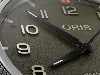 Oris ProPilot Date Automatik Edelstahl 41mm grünes Zifferblatt grünes Lederband – Herrenuhren Uhr mit Datum aus Edelstahl und Leder. Das Gehäuse ist rund und silber. Das Lederarmband ist grün. Das Zifferblatt ist arabisch und grün. – Ansicht 2