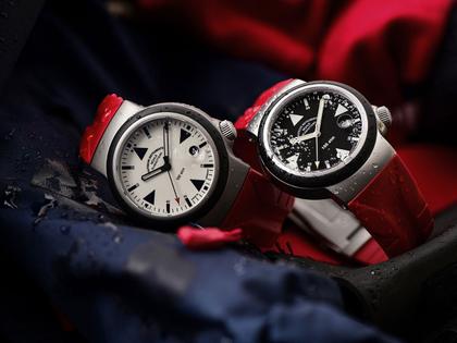 Mühle Glashütte S.A.R. Rescue-Timer LUMEN Automatik 42mm beiges Zifferblatt rotes Kautschukband – Herrenuhren Uhr mit Datum aus Edelstahl und Kautschuk. Das Gehäuse ist rund und silber. Das Kautschuk / Kunststoff / Silikon Armband ist rot. Das Zifferblatt ist ein Index in weiß. – Ansicht 4