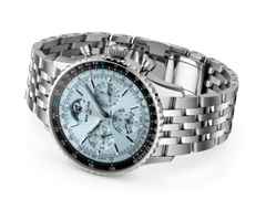 Breitling Navitimer B19 Chronograph 43 Perpetual Calendar Automatik Edelstahl eisblaues Zifferblatt Metallband – Herrenuhren Chronograph aus 950 Platin und Edelstahl. Das Gehäuse ist rund und silber. Das Edelstahlarmband ist silber. Das Zifferblatt ist ein Index in blau. – Ansicht 3