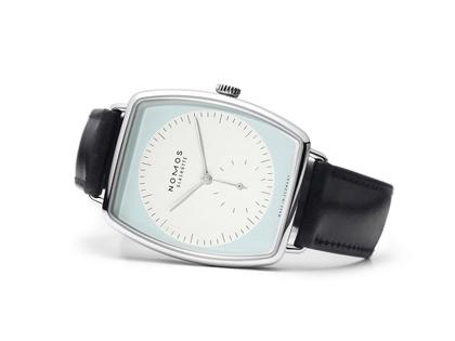 Nomos Glashütte Lux Handaufzug Weißgold 38,5mm weiß-blaues Zifferblatt braunes Lederband – Herrenuhren Uhr ohne Datum aus 750 Weißgold. Das Gehäuse ist sonstige Form und gelbgold. Das Lederarmband ist schwarz. Das Zifferblatt ist ein Index in weiß. – Ansicht 3